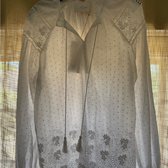 Kasia Elegant White Lace Blouse - Picture 5 of 5